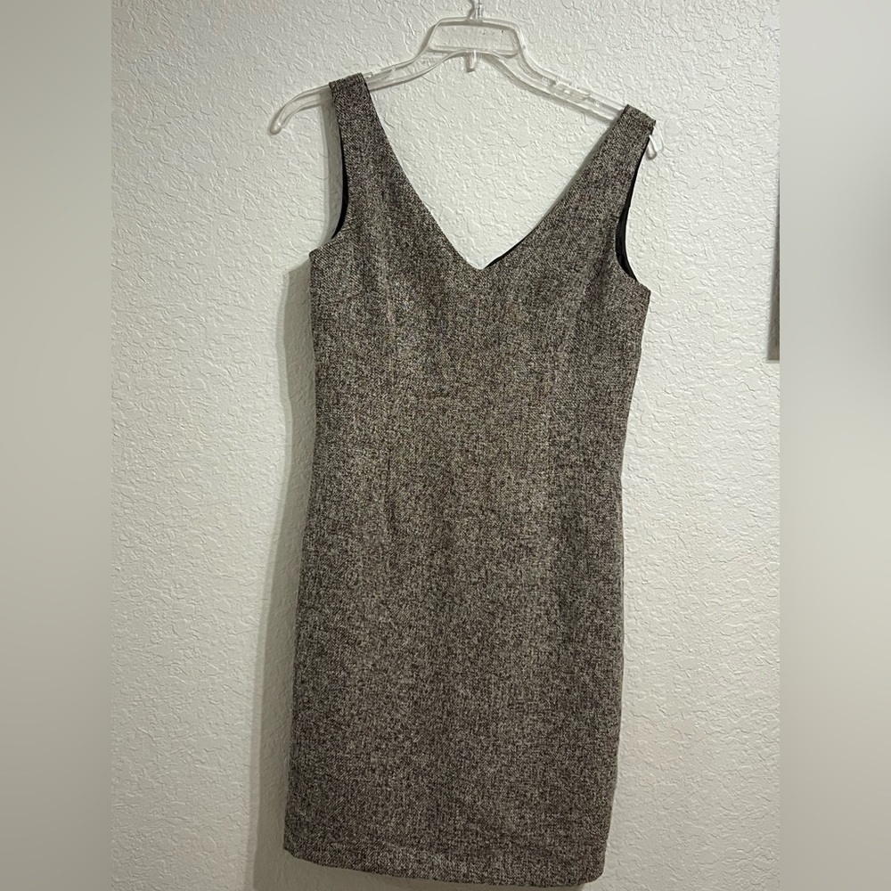 Tailor B. Moss Gray Sleeveless V-Neck Sheath Dress
Caja 4